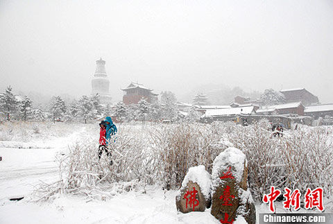 五台山演教寺遭遇大雪封门，历史与自然的交织