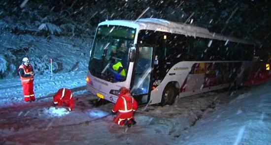 河南暴雪车主被困国道山路五小时，一场挑战与坚韧的较量