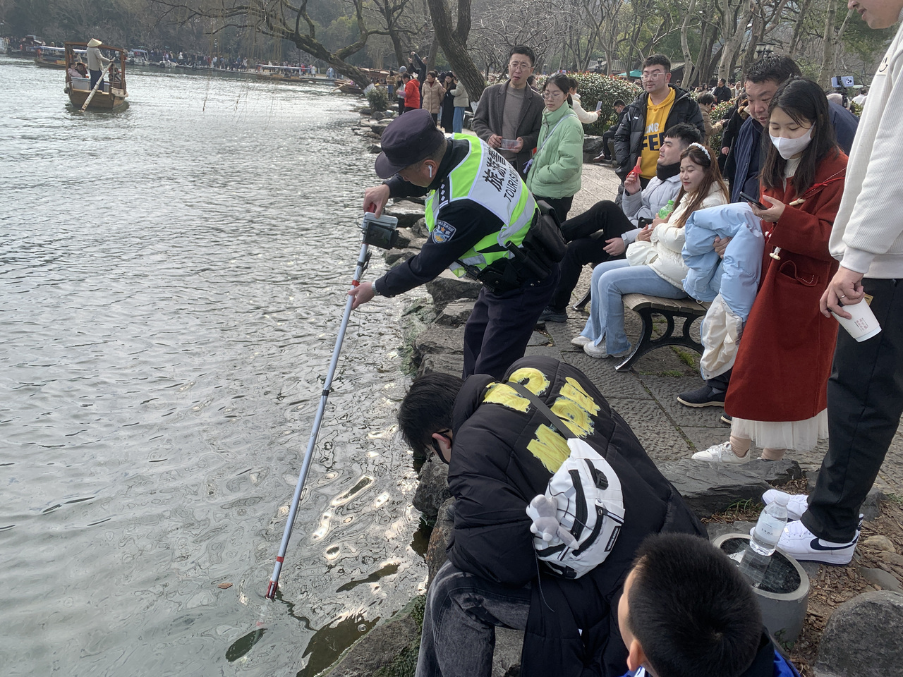 西湖捞哥完成蛇年首掏，一网打尽，惊艳瞬间