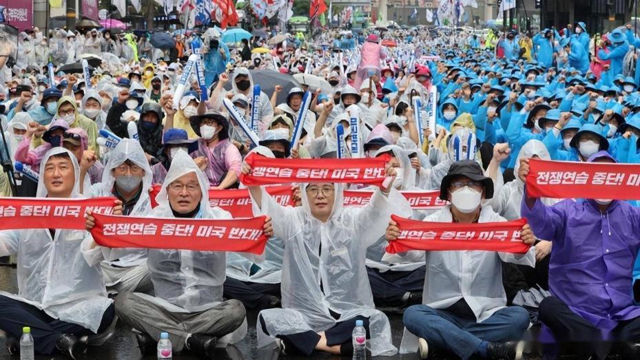 韩上万民众雨中集会要求释放尹锡悦，一场声势浩大的民主呼声