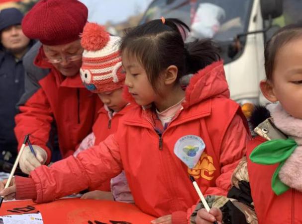 1. 新年祝福满载温情，奶奶的喜悦传递万家——与奶奶共度的快乐年华