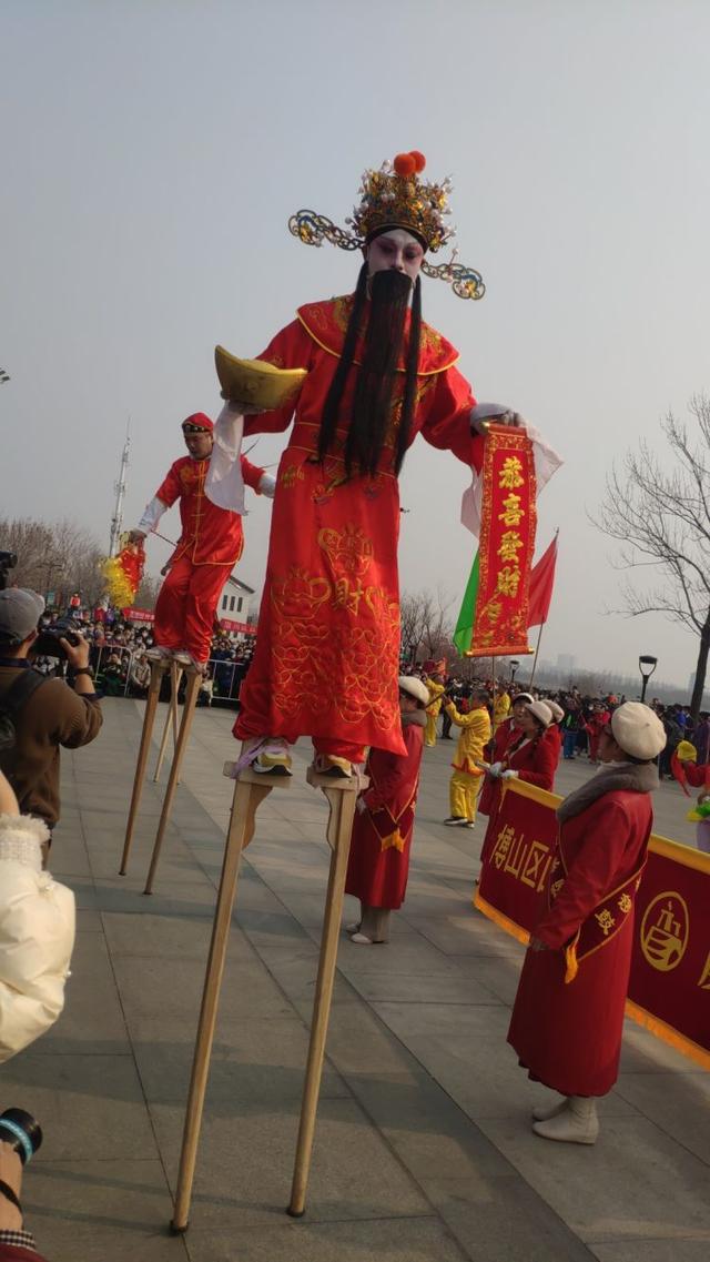 淄博惊艳归来！踩高跷小狐仙梦幻重现，期待与你不见不散神秘之旅开启。