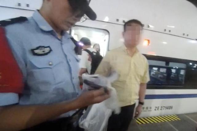 高铁乘警英勇解救被拐婴儿，守护旅途安全！背后的故事令人动容……你还在忽视这些吗？关于儿童安全的深度解读。