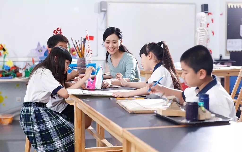 惊爆！小学老师竟带儿子冲进教室殴打学生，背后真相令人发指！