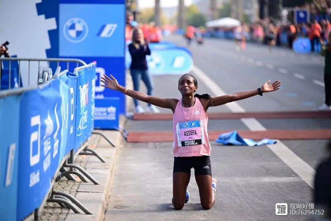 中国女留学生国外跑800米夺回手机